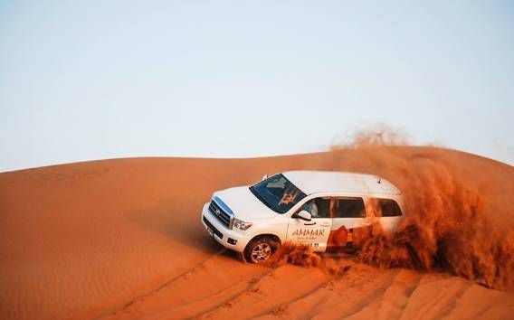 Dubaj: safari po czerwonych wydmach, przejażdżka na wielbłądach, sandboarding i kolacja